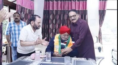 पूर्व मंत्री बेटे के साथ भाजपा में शामिल पूर्व मंत्री बेटे के साथ भाजपा में शामिल