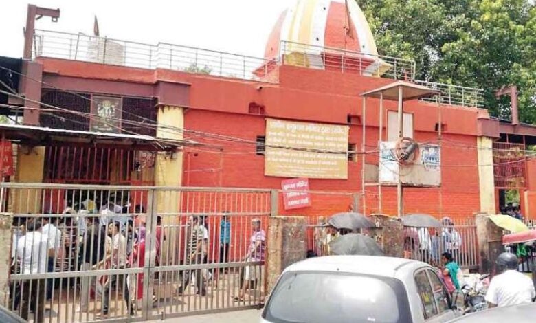 100 साल पुराना मंदिर में हनुमान जी की चमत्कारी मूर्ति 100 साल पुराना मंदिर में हनुमान जी की चमत्कारी मूर्ति