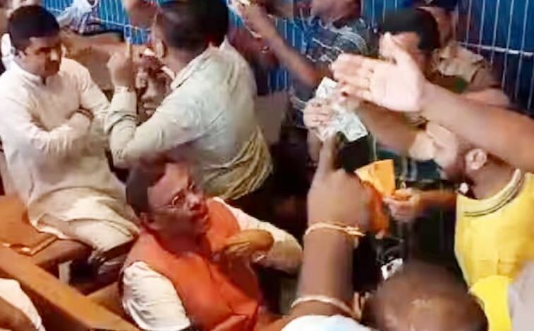 तावड़े का नकदी मामला: कांग्रेस ने कहा- नकदी के साथ रंगे हाथों पकड़े हैं कार्रवाई हो, भाजपा बोली- बेबुनियाद हैं आरोप तावड़े का नकदी मामला: कांग्रेस ने कहा- नकदी के साथ रंगे हाथों पकड़े हैं कार्रवाई हो, भाजपा बोली- बेबुनियाद हैं आरोप