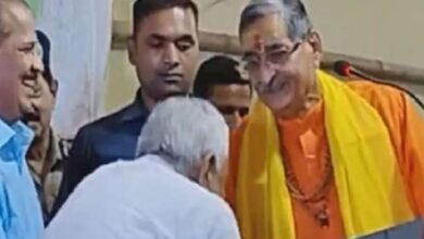 नीतीश कुमार ने मोदी के बाद दूसरे बीजेपी नेता सिन्हा के पैर छूकर चौंकाया
