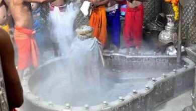 भस्मआरती के दौरान बाबा महाकाल को चढ़ाई गई अमेरिकन डॉलर की माला, गुप्त दान कर चला गया भक्त