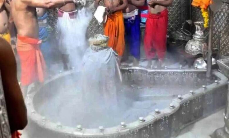 भस्मआरती के दौरान बाबा महाकाल को चढ़ाई गई अमेरिकन डॉलर की माला, गुप्त दान कर चला गया भक्त भस्मआरती के दौरान बाबा महाकाल को चढ़ाई गई अमेरिकन डॉलर की माला, गुप्त दान कर चला गया भक्त