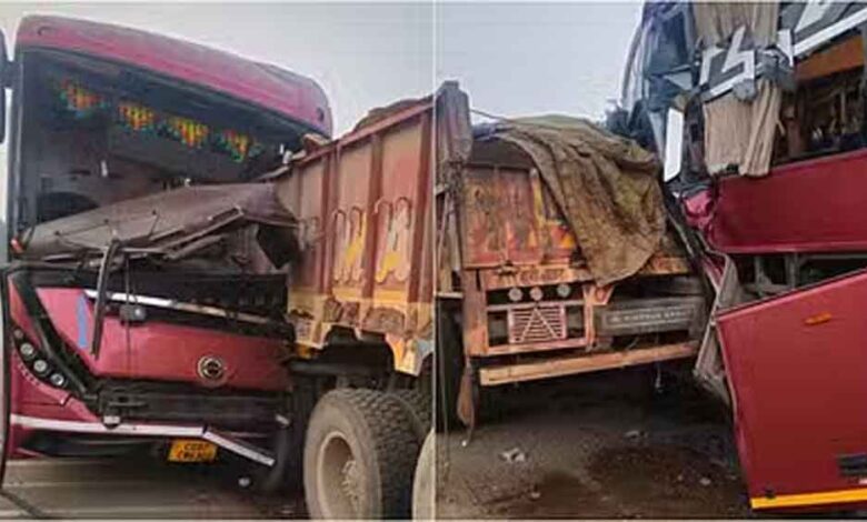 छत्तीसगढ़-बीजापुर में खड़े ट्रक से टकराई बस, सात घायल यात्री अस्पताल में भर्ती छत्तीसगढ़-बीजापुर में खड़े ट्रक से टकराई बस, सात घायल यात्री अस्पताल में भर्ती