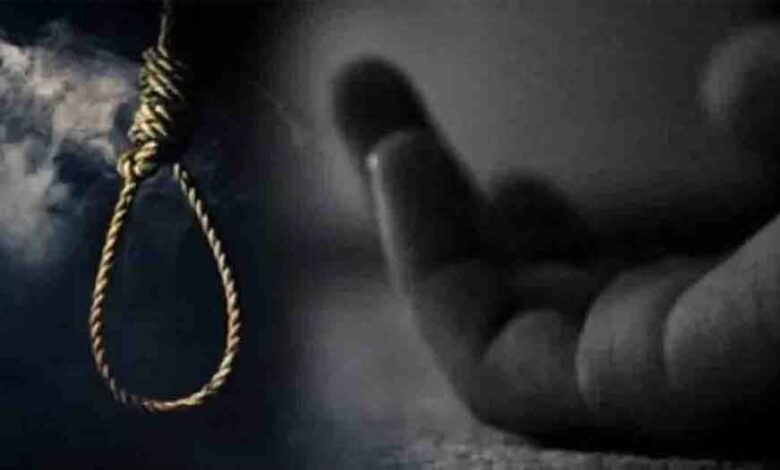 सामान देने आए पिता इधर-उधर ढूंढते रहे, हॉस्टल में मिला छात्रा का शव सामान देने आए पिता इधर-उधर ढूंढते रहे, हॉस्टल में मिला छात्रा का शव