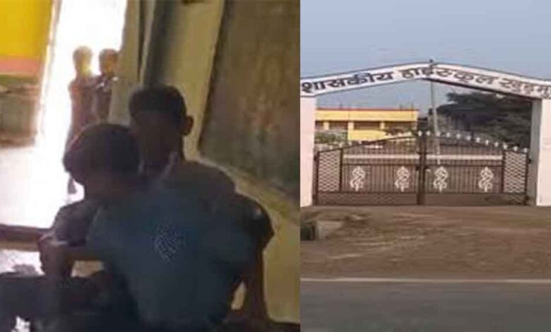 छत्तीसगढ़-रायपुर के स्कूल में घुसकर पंच ने छात्र को पीटा, शिक्षकों और सरपंच ने नहीं की शिकायत छत्तीसगढ़-रायपुर के स्कूल में घुसकर पंच ने छात्र को पीटा, शिक्षकों और सरपंच ने नहीं की शिकायत