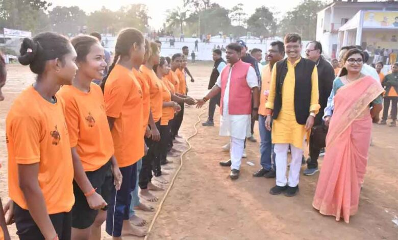 छत्तीसगढ़-बीजापुर में जिला स्तरीय बस्तर ओलंपिक संपन्न, पूर्व मंत्री गागड़ा ने खिलाड़ियों का बढ़ाया हौसला छत्तीसगढ़-बीजापुर में जिला स्तरीय बस्तर ओलंपिक संपन्न, पूर्व मंत्री गागड़ा ने खिलाड़ियों का बढ़ाया हौसला