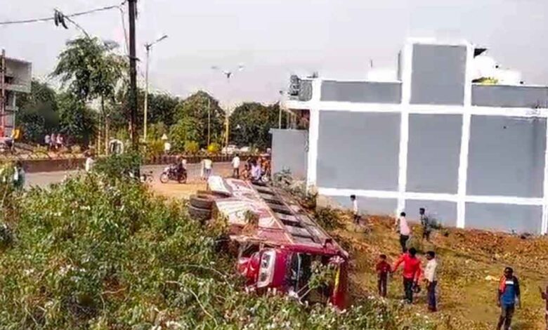 छत्तीसगढ़-बालोद में रेलिंग से टकराकर बस पलटी, दर्जनभर यात्री घायल और 12 नाजुक छत्तीसगढ़-बालोद में रेलिंग से टकराकर बस पलटी, दर्जनभर यात्री घायल और 12 नाजुक