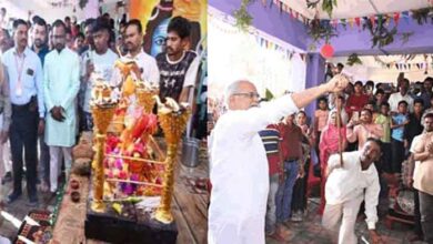 छत्तीसगढ़-दुर्ग में पूर्व CM बघेल ने निभाई सोटा प्रहार की परंपरा, दिवाली के अगले दिन गांव पहुंचे