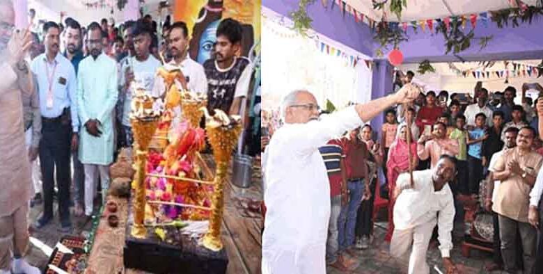 छत्तीसगढ़-दुर्ग में पूर्व CM बघेल ने निभाई सोटा प्रहार की परंपरा, दिवाली के अगले दिन गांव पहुंचे छत्तीसगढ़-दुर्ग में पूर्व CM बघेल ने निभाई सोटा प्रहार की परंपरा, दिवाली के अगले दिन गांव पहुंचे
