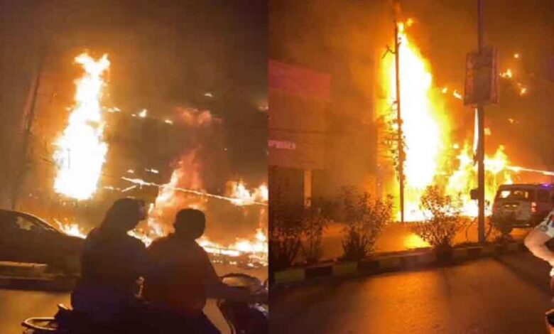 छत्तीसगढ़-रायपुर के नाकोड़ा ज्वेलर्स में लगी भीषण आग, दुकान जलकर खाक छत्तीसगढ़-रायपुर के नाकोड़ा ज्वेलर्स में लगी भीषण आग, दुकान जलकर खाक