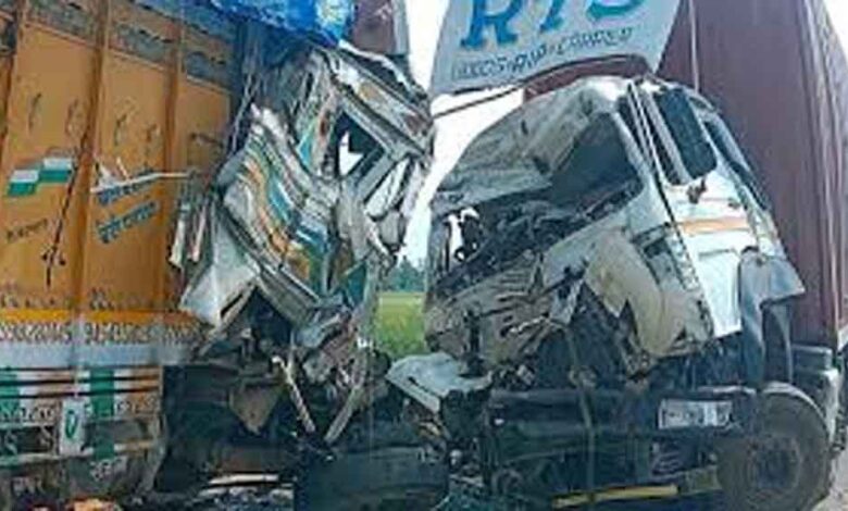 छत्तीसगढ़-कोंडागांव में 2 ट्रक आमने-सामने से भिड़े, बाल-बाल बचे ड्राइवर