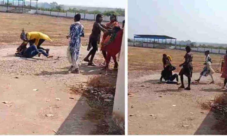छत्तीसगढ़-बालोद में कॉलेज की छात्राओं के बीच जमकर चले लात-घूसे, पुलिस की समझाइश पर मानीं छत्तीसगढ़-बालोद में कॉलेज की छात्राओं के बीच जमकर चले लात-घूसे, पुलिस की समझाइश पर मानीं