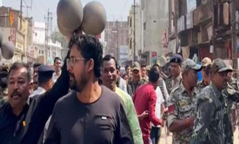 बस्तर में बवाल: चित्रकूट रिसॉर्ट में सरकार के विरोध की बैठक, काले कपड़े पहनकर सड़कों पर उतरे कांग्रेसी बस्तर में बवाल: चित्रकूट रिसॉर्ट में सरकार के विरोध की बैठक, काले कपड़े पहनकर सड़कों पर उतरे कांग्रेसी