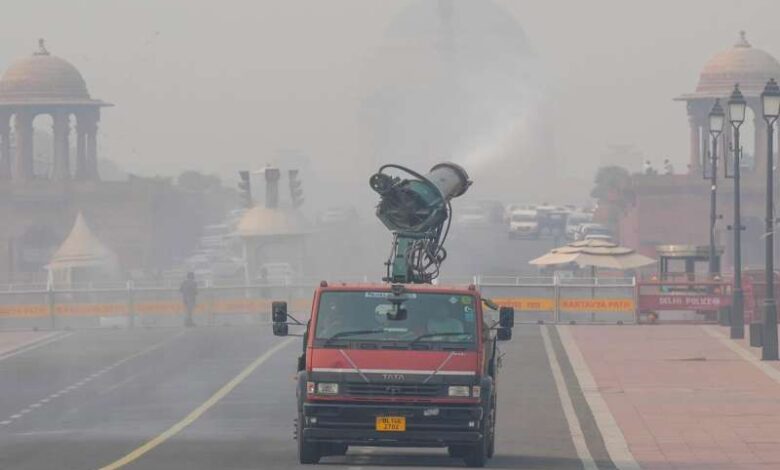 आंखों में जलन दिल्ली की हवा में जहर रेड जोन में 9 इलाके एक्यूआई 400 के पार आंखों में जलन दिल्ली की हवा में जहर रेड जोन में 9 इलाके एक्यूआई 400 के पार