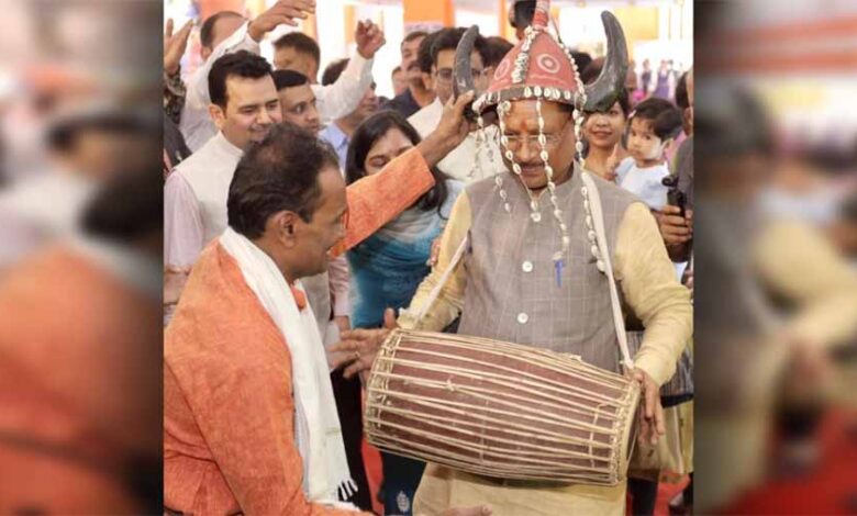 मुख्यमंत्री साय का राज्योत्सव में दिखा अनोखा अंदाज, मांदर बजाकर बढ़ाया वादकों का उत्साह मुख्यमंत्री साय का राज्योत्सव में दिखा अनोखा अंदाज, मांदर बजाकर बढ़ाया वादकों का उत्साह