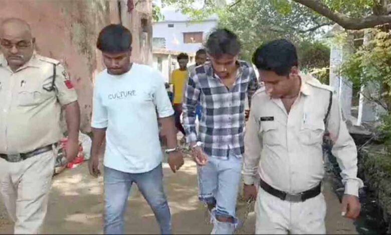 भिलाई में खेल – खेल में दोस्त ने दोस्त को कटर मारकर किया घायल, पुलिस ने आरोपियों का निकाला जुलूस भिलाई में खेल – खेल में दोस्त ने दोस्त को कटर मारकर किया घायल, पुलिस ने आरोपियों का निकाला जुलूस