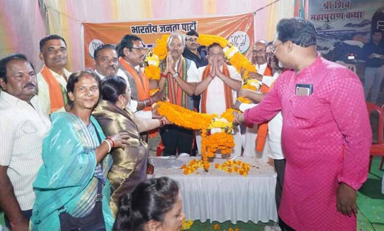 दक्षिण का चुनाव प्रचार अब अपने पूरे शबाब पर, उपचुनाव में मतदान का प्रतिशत बढ़ाना भाजपा-कांग्रेस दोनों के लिए चुनौती दक्षिण का चुनाव प्रचार अब अपने पूरे शबाब पर, उपचुनाव में मतदान का प्रतिशत बढ़ाना भाजपा-कांग्रेस दोनों के लिए चुनौती