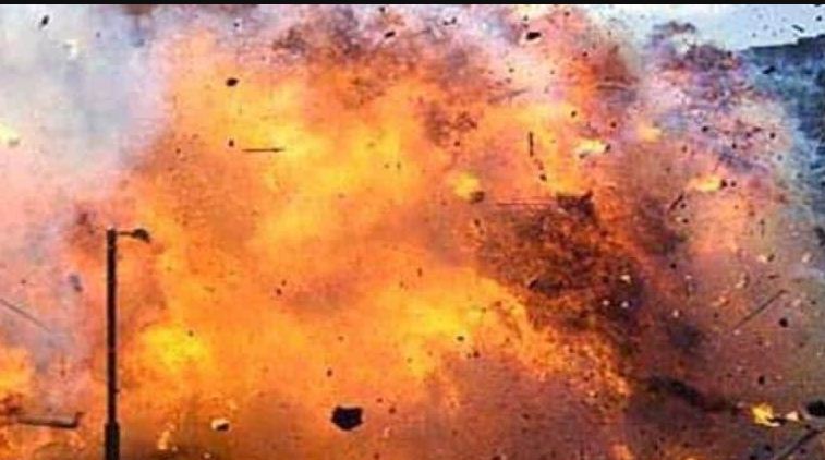 श्रीनगर के संडे मार्केट में ग्रेनेड ब्लास्ट, 12 घायल श्रीनगर के संडे मार्केट में ग्रेनेड ब्लास्ट, 12 घायल