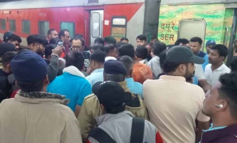 बिलासपुर में रेवले स्टेशन पहुंची दूरंतो में हंगामा, यात्रियों को परोसा बासी भोजन बिलासपुर में रेवले स्टेशन पहुंची दूरंतो में हंगामा, यात्रियों को परोसा बासी भोजन