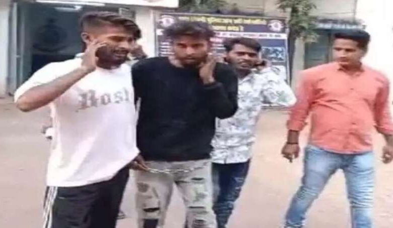 राजधानी में अपराधियों के हौसले बुलंद, Instagram पर ऑनलाइन आकर मारपीट और चाकूबाजी की कर रहे थे प्लानिंग, पुलिस ने तीन आरोपियों को धर दबोचा, एक फरार… राजधानी में अपराधियों के हौसले बुलंद, Instagram पर ऑनलाइन आकर मारपीट और चाकूबाजी की कर रहे थे प्लानिंग, पुलिस ने तीन आरोपियों को धर दबोचा, एक फरार…