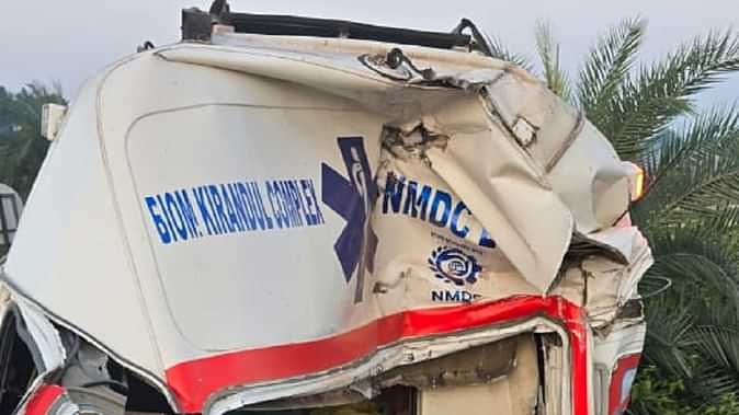 तेज रफ्तार एंबुलेंस ने ट्रक को मारी टक्कर, हादसे में डॉक्टर और ड्रेसर की मौत, छह लोग घायल तेज रफ्तार एंबुलेंस ने ट्रक को मारी टक्कर, हादसे में डॉक्टर और ड्रेसर की मौत, छह लोग घायल