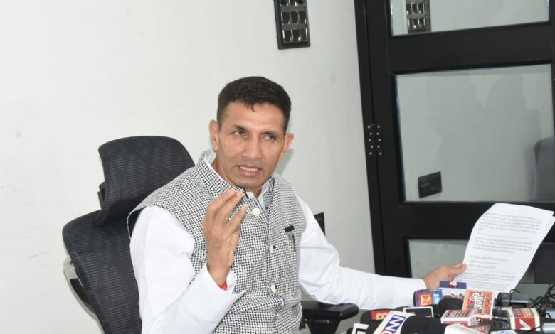 प्रदेश में प्रशासनिक अराजकता का माहौल: पटवारी