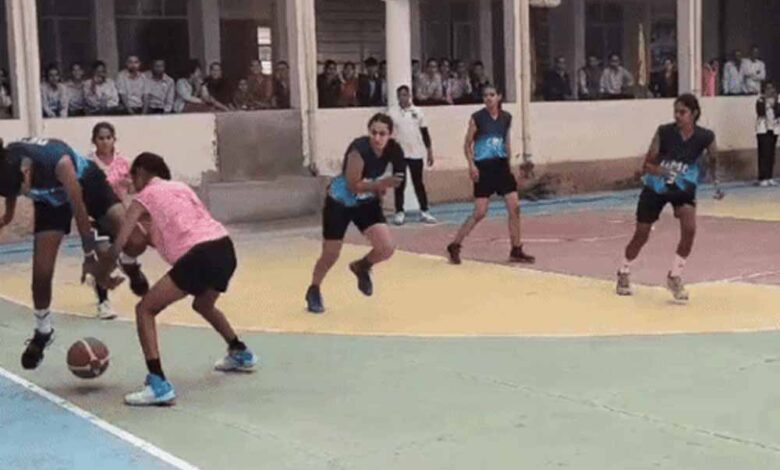 राष्ट्रीय बास्केट बाल प्रतियोगिता में हंगामा: तकनीकी विवाद के चलते खिलाड़ियों के बीच जमकर चले लात घूंसे राष्ट्रीय बास्केट बाल प्रतियोगिता में हंगामा: तकनीकी विवाद के चलते खिलाड़ियों के बीच जमकर चले लात घूंसे