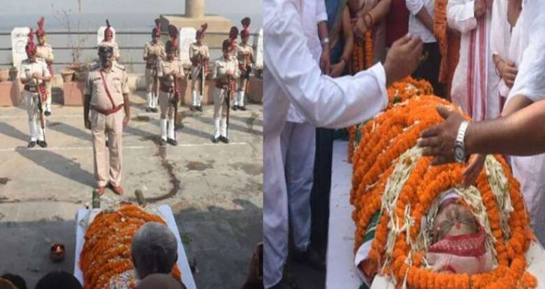 बिहार की स्वर कोकिला पंचतत्व में विलीन, बेटे ने दी मुखाग्नि बिहार की स्वर कोकिला पंचतत्व में विलीन, बेटे ने दी मुखाग्नि