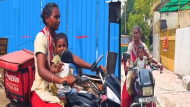 मां की मेहनत: बेटे को बाइक पर बिठाकर करती है घर-घर फूड डिलीवरी