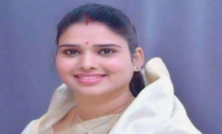 निर्मला सप्रे की विधायकी आधी इधर आधी उधर