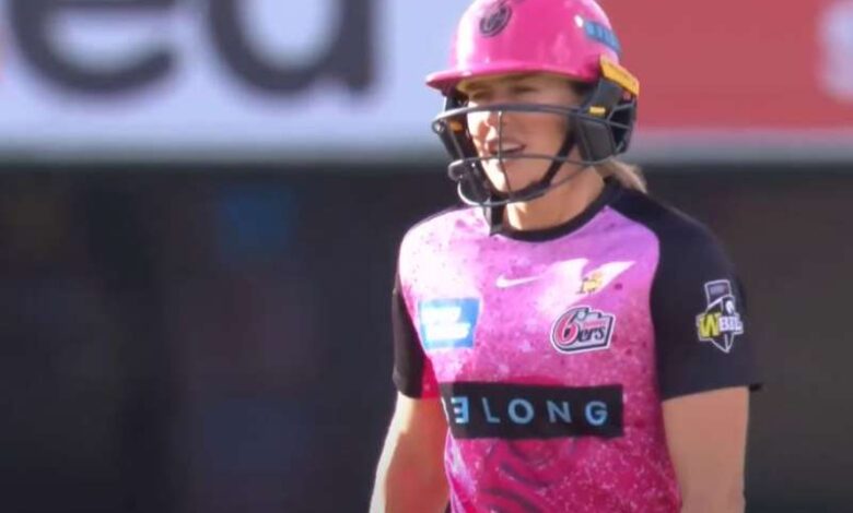 WBBL 2024: एलिस पैरी का शानदार प्रदर्शन, रन आउट होने के बावजूद जारी रखा खेल WBBL 2024: एलिस पैरी का शानदार प्रदर्शन, रन आउट होने के बावजूद जारी रखा खेल