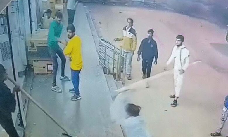 रायपुर के न्यू राजेंद्र नगर में युवक पर बदमाशों का हमला, सामने आया वीडियो रायपुर के न्यू राजेंद्र नगर में युवक पर बदमाशों का हमला, सामने आया वीडियो