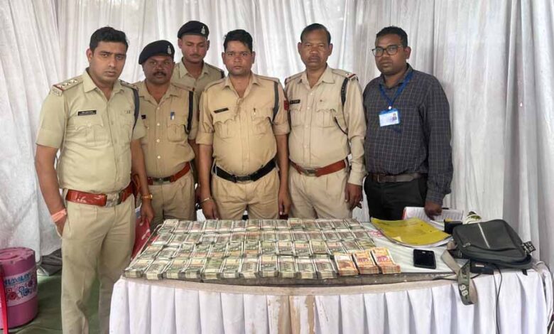 उपचुनाव चेकिंग अभियान में पुलिस को मिली बड़ी कामयाबी, कार से 27 लाख कैश जब्त उपचुनाव चेकिंग अभियान में पुलिस को मिली बड़ी कामयाबी, कार से 27 लाख कैश जब्त