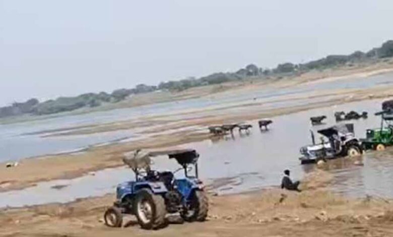 मुंगेली में मनियारी नदी से दिनदहाड़े हो रहा रेत का अवैध उत्खनन