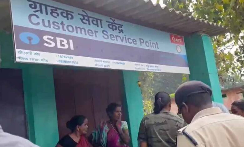 SBI ग्राहक सेवा केंद्र पर दिनदहाड़े 2 बाइक सवारों ने संचालक की ‘दादी’ को मारी गोली SBI ग्राहक सेवा केंद्र पर दिनदहाड़े 2 बाइक सवारों ने संचालक की ‘दादी’ को मारी गोली