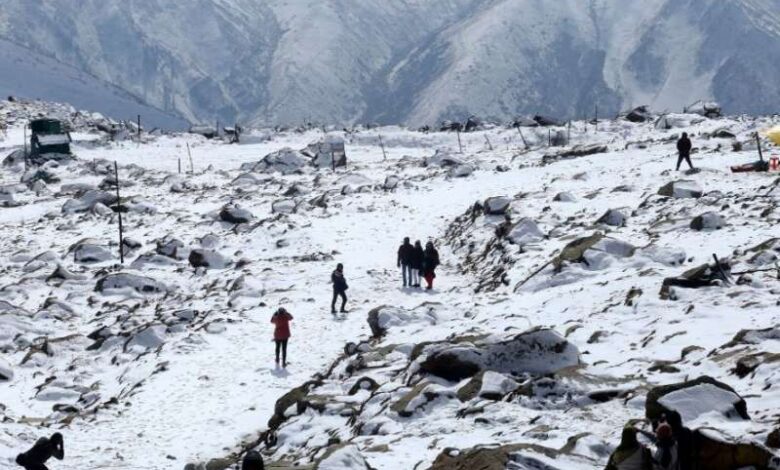 हिमाचल की ऊंची चोटियों पर हिमपात हिमाचल की ऊंची चोटियों पर हिमपात