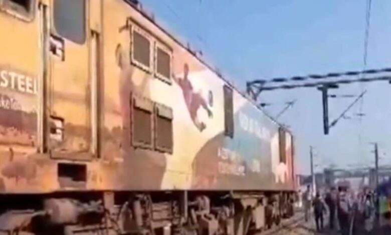 सिकंदराबाद-शालीमार एक्सप्रेस पटरी से उतरी, राहत-बचाव कार्य जारी सिकंदराबाद-शालीमार एक्सप्रेस पटरी से उतरी, राहत-बचाव कार्य जारी