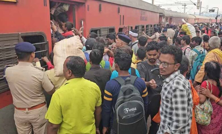 ट्रेनों के जनरल डिब्बे में यात्रियों के लिए पैर रखने की जगह नहीं, दरवाजे के ऊपर बैठकर यात्रा करने को मजबूर यात्री ट्रेनों के जनरल डिब्बे में यात्रियों के लिए पैर रखने की जगह नहीं, दरवाजे के ऊपर बैठकर यात्रा करने को मजबूर यात्री