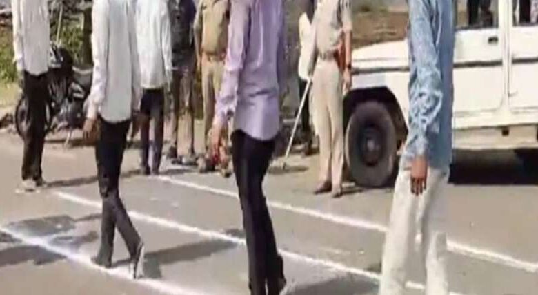 शराबियों की पहचान का नायाब तरीका: पुलिस ने चूने की लाइन पर करवाया ‘रोड वॉक’
