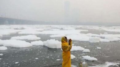 प्रदूषण के बीच छठ श्रद्धालुओं की आस्था नदी में तैर रहे जहरीले झाग