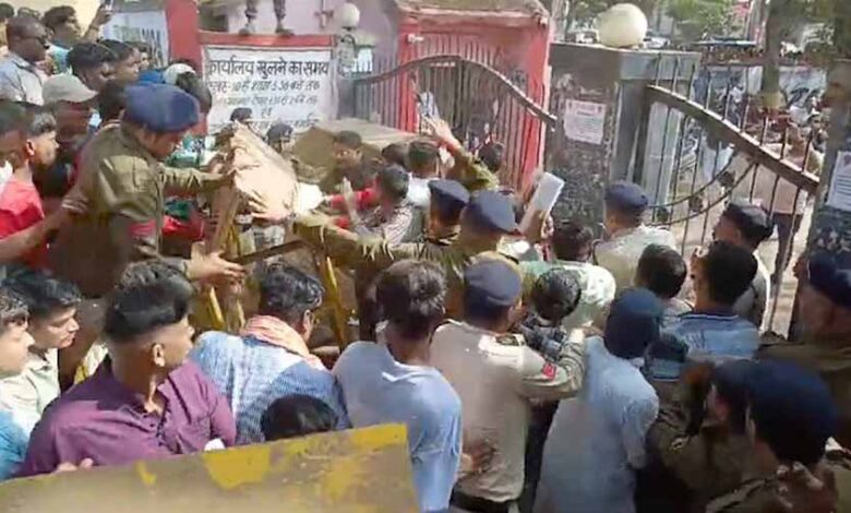 लोगों ने निगम में कमीशन खोरी व भ्रष्टाचार के मुद्दे पर किया प्रदर्शन लोगों ने निगम में कमीशन खोरी व भ्रष्टाचार के मुद्दे पर किया प्रदर्शन