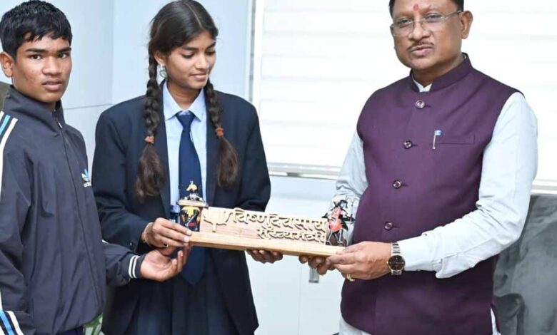 नई राष्ट्रीय शिक्षा नीति के तहत पूर्व व्यवसायिक शिक्षा का बच्चों को मिल रहा है प्रशिक्षण : स्कूली बच्चों द्वारा तैयार लकड़ी की नेम प्लेट और पोट्रेट उपहार में पाकर मुख्यमंत्री साय ने जताई खुशी नई राष्ट्रीय शिक्षा नीति के तहत पूर्व व्यवसायिक शिक्षा का बच्चों को मिल रहा है प्रशिक्षण : स्कूली बच्चों द्वारा तैयार लकड़ी की नेम प्लेट और पोट्रेट उपहार में पाकर मुख्यमंत्री साय ने जताई खुशी