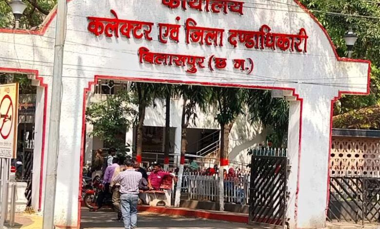 आरक्षित पटवारी कार्यालय की जमीन पर बना दी दुकानें, चहेतों को दे दी दुकानें, निगम और ग्राम पंचायत का कब्ज़ा आरक्षित पटवारी कार्यालय की जमीन पर बना दी दुकानें, चहेतों को दे दी दुकानें, निगम और ग्राम पंचायत का कब्ज़ा