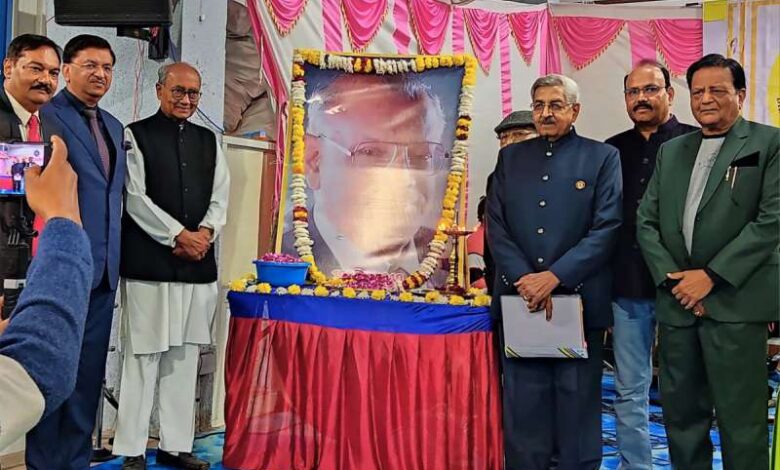 डॉ. एसएम दासगुप्ता स्मृति शिक्षा समिति के अध्यक्ष सांसद एवं पूर्व मुख्यमंत्री दिग्विजय सिंह ने अपने कर कमलो से स्वर्णपदक भेट किये डॉ. एसएम दासगुप्ता स्मृति शिक्षा समिति के अध्यक्ष सांसद एवं पूर्व मुख्यमंत्री दिग्विजय सिंह ने अपने कर कमलो से स्वर्णपदक भेट किये