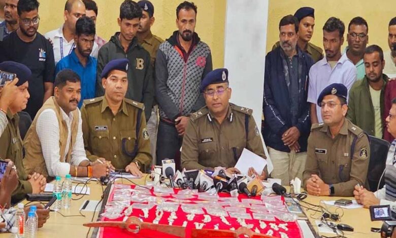 गैंती-गैंग ने चोरी का सोना रखा गिरवी, 85 लाख के गोल्ड-सिल्वर बरामद गैंती-गैंग ने चोरी का सोना रखा गिरवी, 85 लाख के गोल्ड-सिल्वर बरामद