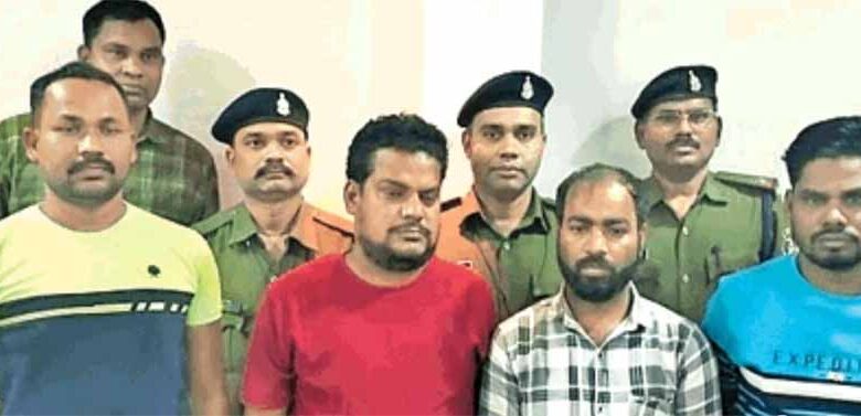 सरकारी विभागों में नौकरी दिलाने का झांसा देकर करोड़ों रुपये की ठगी, 4 आरोपी गिरफ्तार सरकारी विभागों में नौकरी दिलाने का झांसा देकर करोड़ों रुपये की ठगी, 4 आरोपी गिरफ्तार
