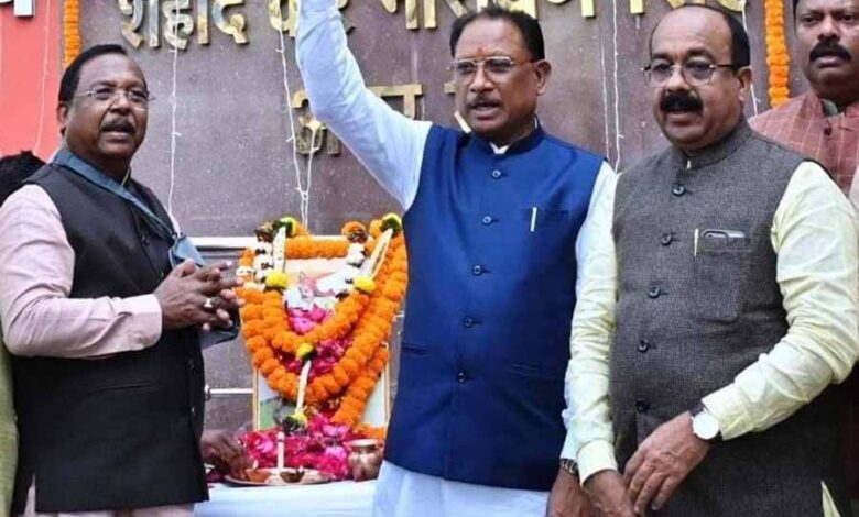 गरीबों और किसानों के रक्षक के रूप में अमर शहीद वीर नारायण सिंह की गौरवगाथा सदैव अमर रहेगी: मुख्यमंत्री साय गरीबों और किसानों के रक्षक के रूप में अमर शहीद वीर नारायण सिंह की गौरवगाथा सदैव अमर रहेगी: मुख्यमंत्री साय