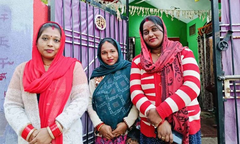 महतारी वन्दन योजना से पूनम, इंद्रा, सुधा की चेहरे में खिली खुशियां महतारी वन्दन योजना से पूनम, इंद्रा, सुधा की चेहरे में खिली खुशियां
