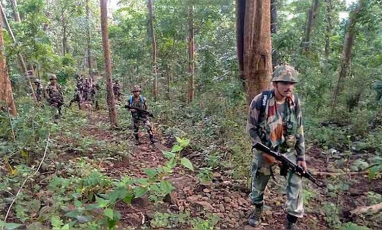 बीजापुर में सुरक्षाबलों पर नक्सलियों ने किया हमला, आईईडी ब्लास्ट में एक जवान घायल बीजापुर में सुरक्षाबलों पर नक्सलियों ने किया हमला, आईईडी ब्लास्ट में एक जवान घायल