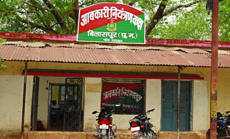 आबकारी विभाग ने कोटा ब्लॉक में तीन जगहों पर दी दबिश, 990 किलो महुआ, 180 लीटर शराब जब्त